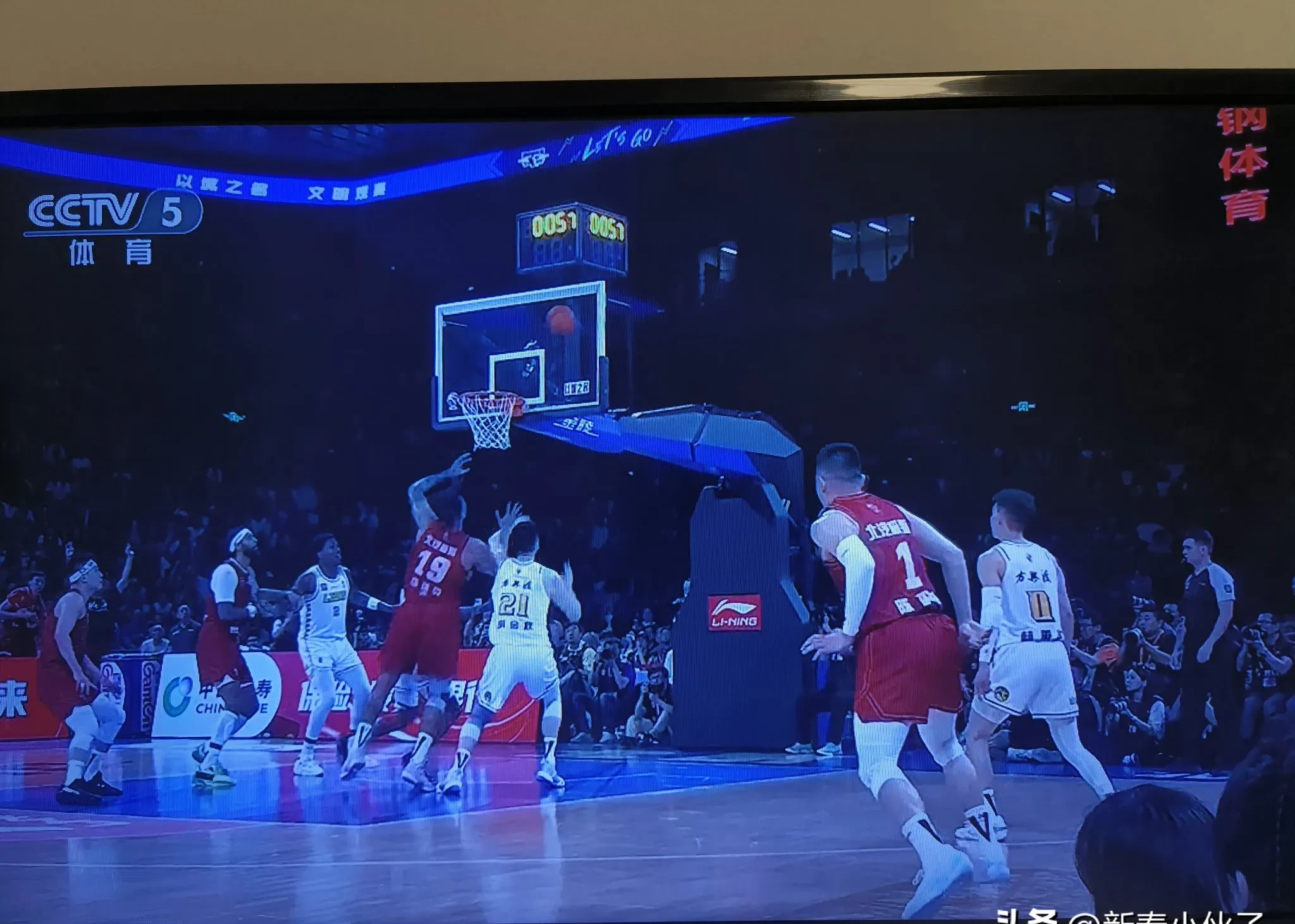 爱游戏娱乐-篮球比赛激烈进行，球队拼尽全力争取胜利