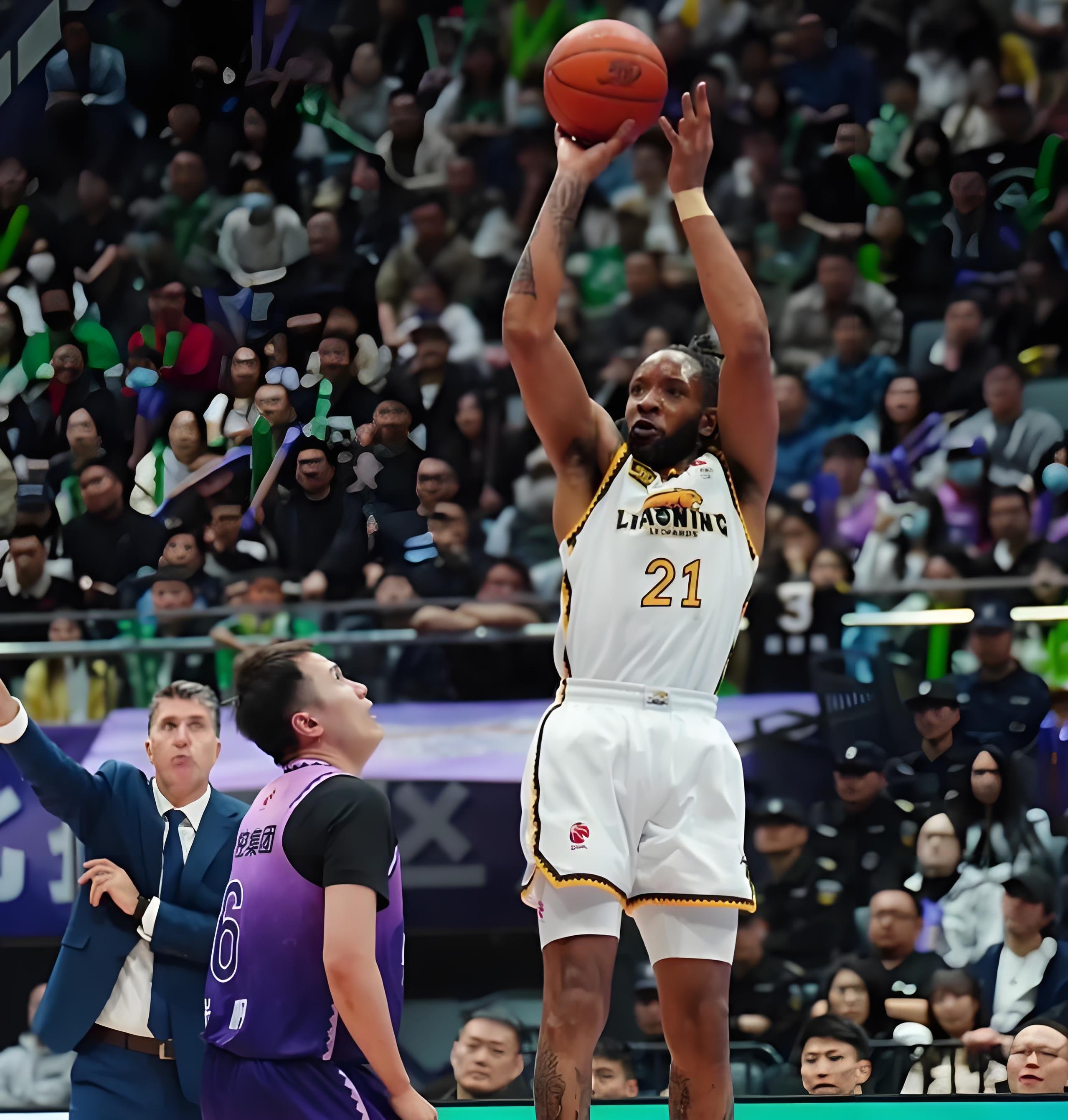 篮球比赛激烈进行,球队拼尽全力争取胜利 篮球比赛激烈进行,球队拼尽全力争取胜利