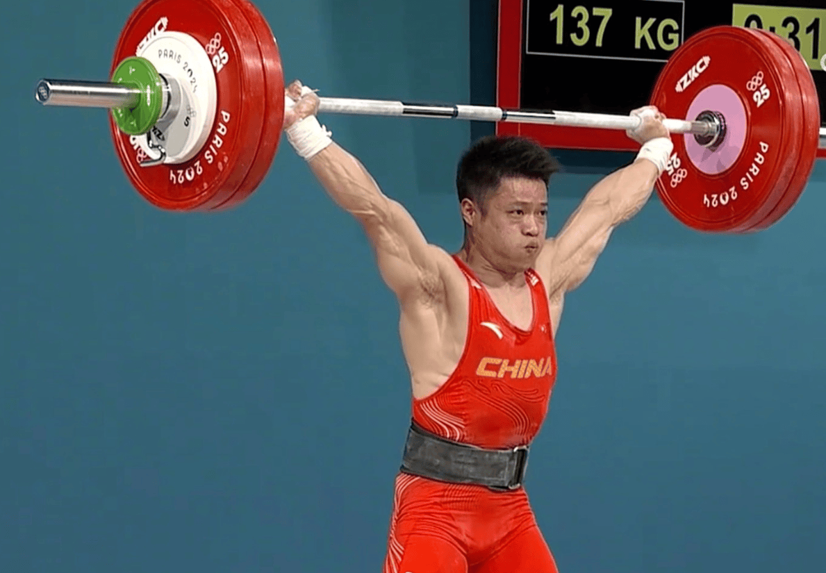 举重比赛场面激烈,中国选手刷新纪录再获冠军 举重比赛场面激烈,中国选手刷新纪录再获冠军