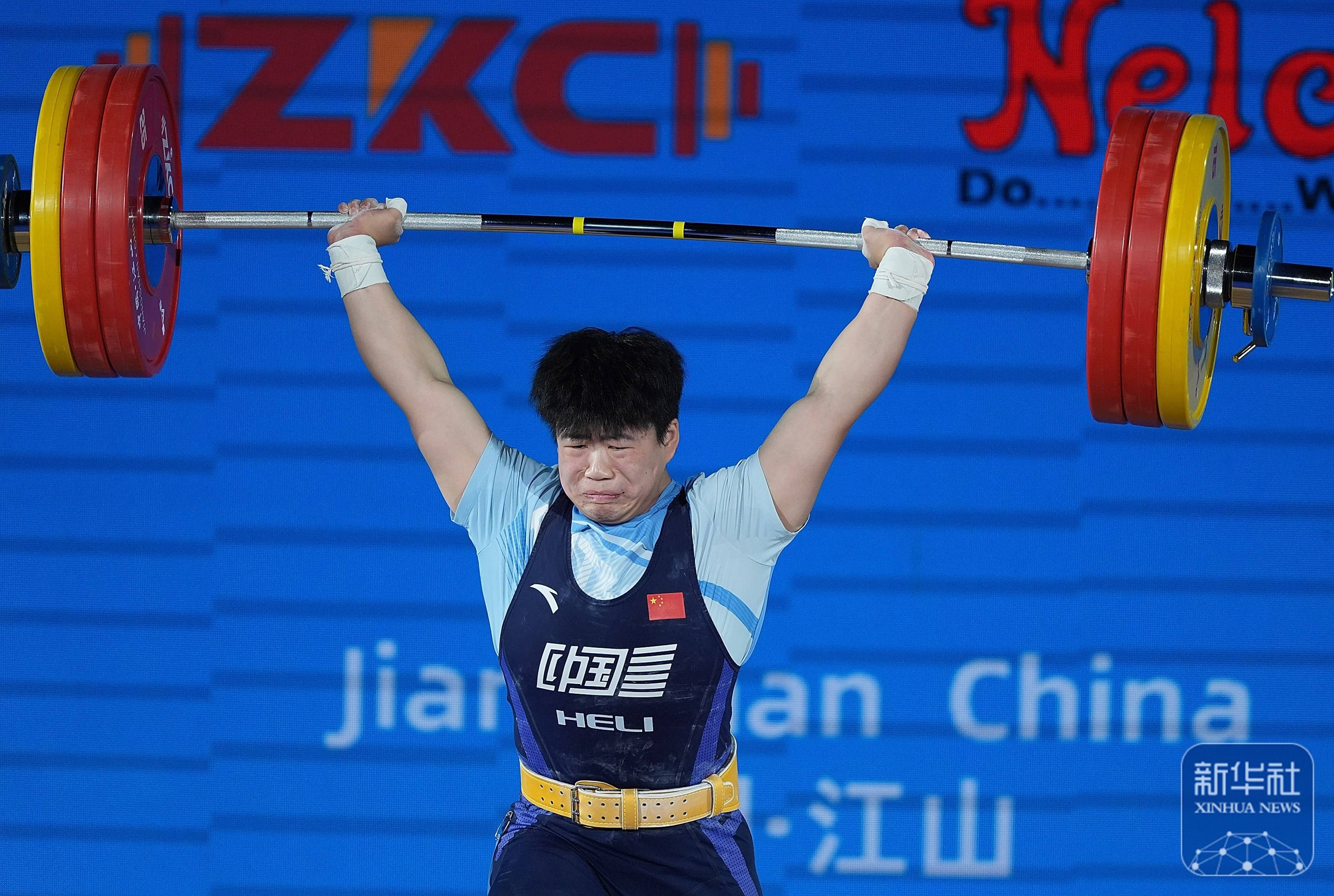 举重比赛场面激烈,中国选手刷新纪录再获冠军 举重比赛场面激烈,中国选手刷新纪录再获冠军