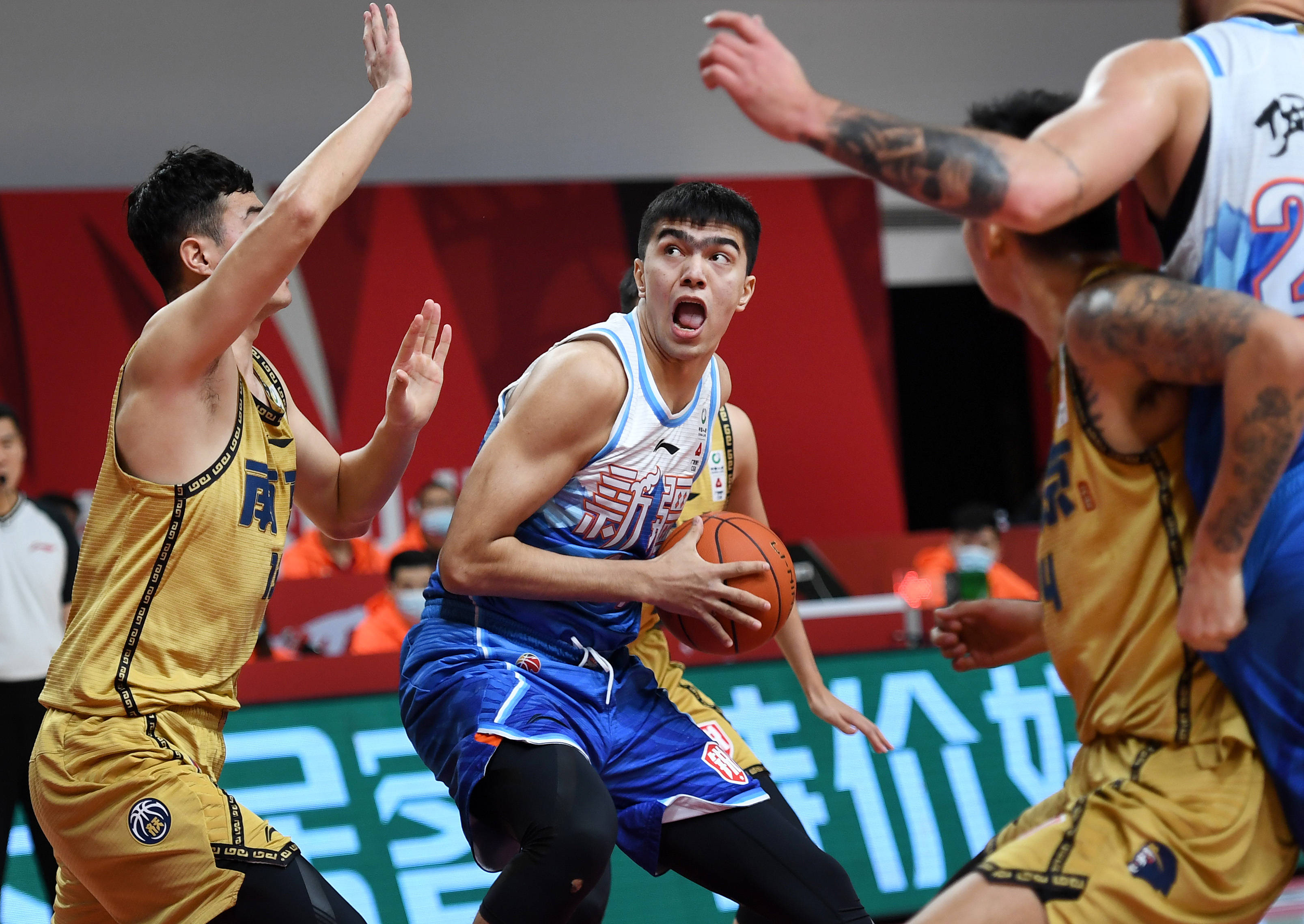 新疆队在比赛中实现了完美配合，轻松获胜