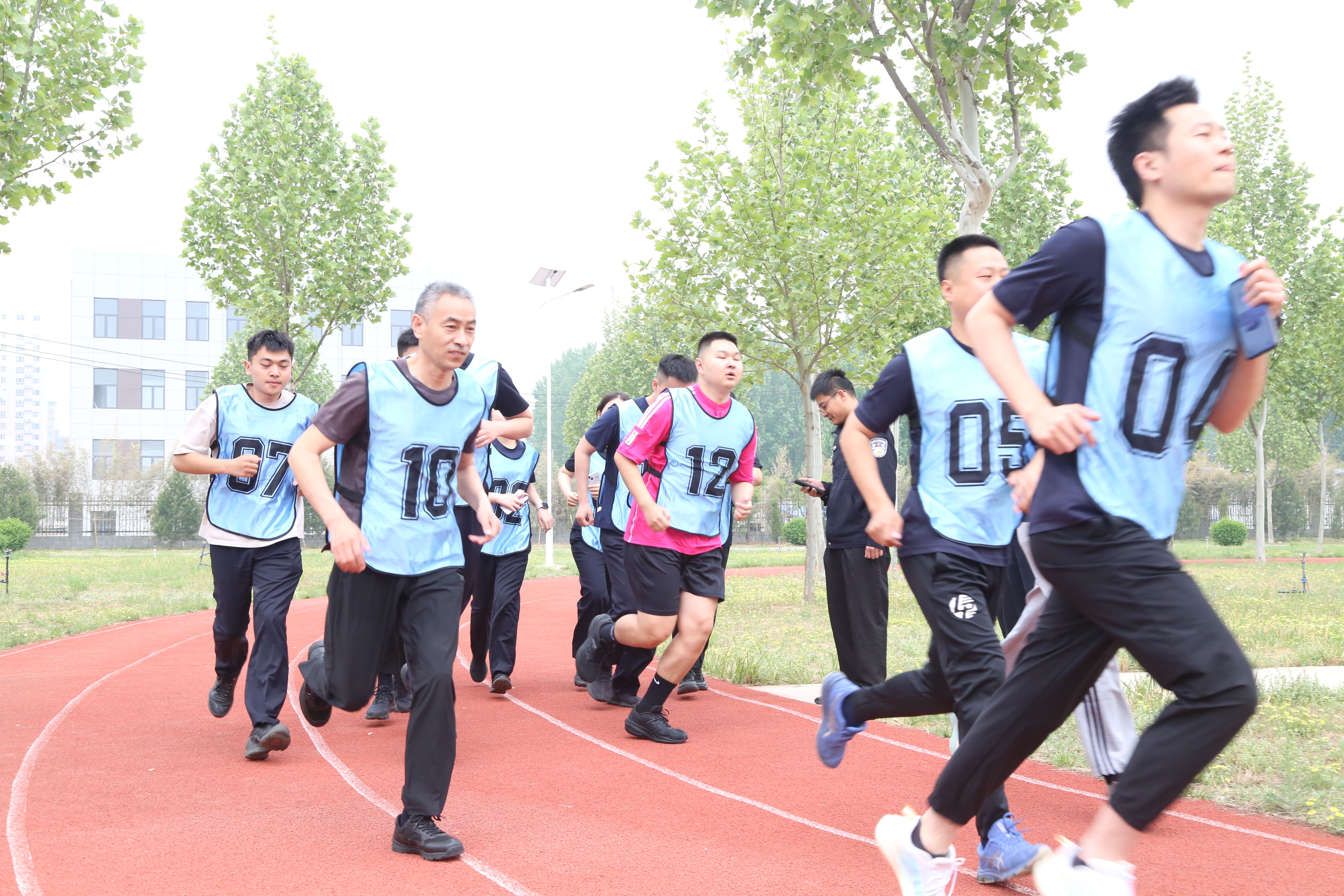 AYX官方直播-包含运动员全力以赴，奋勇争先赛场上尽展才华的词条