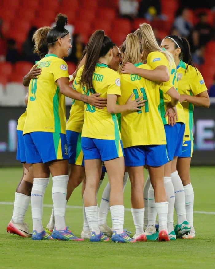 爱游戏官方-哥伦比亚女足队在比赛中实现逆袭，晋级八强