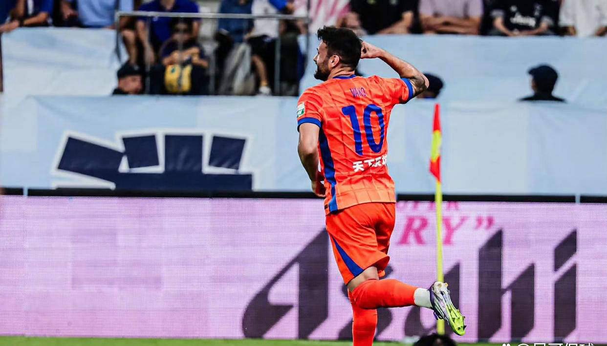 包含足坛新秀崭露头角，成为球队一大亮点的词条