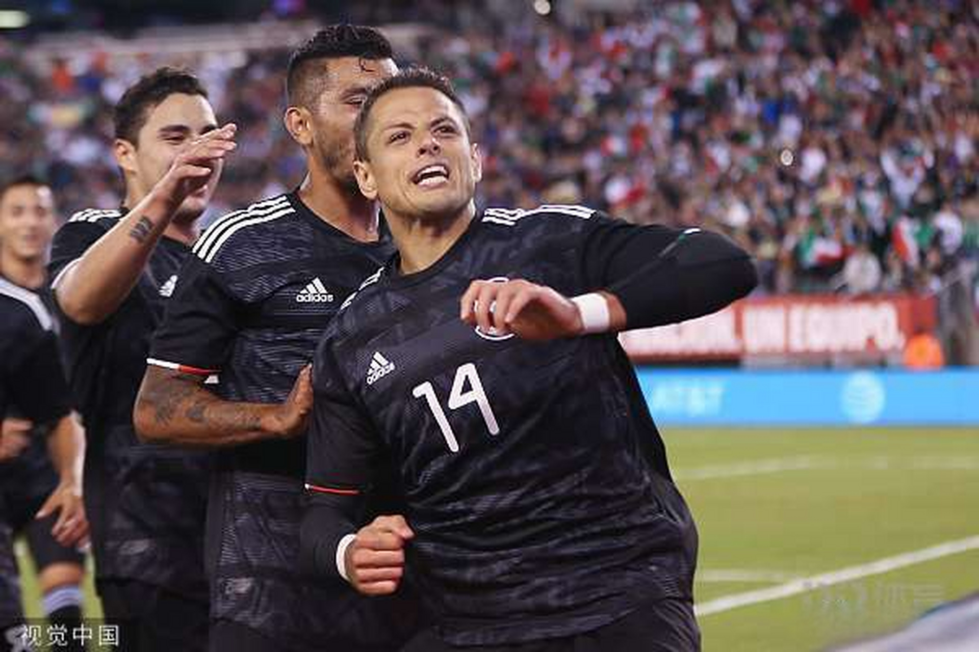 墨西哥足球明星表现突出，成为焦点