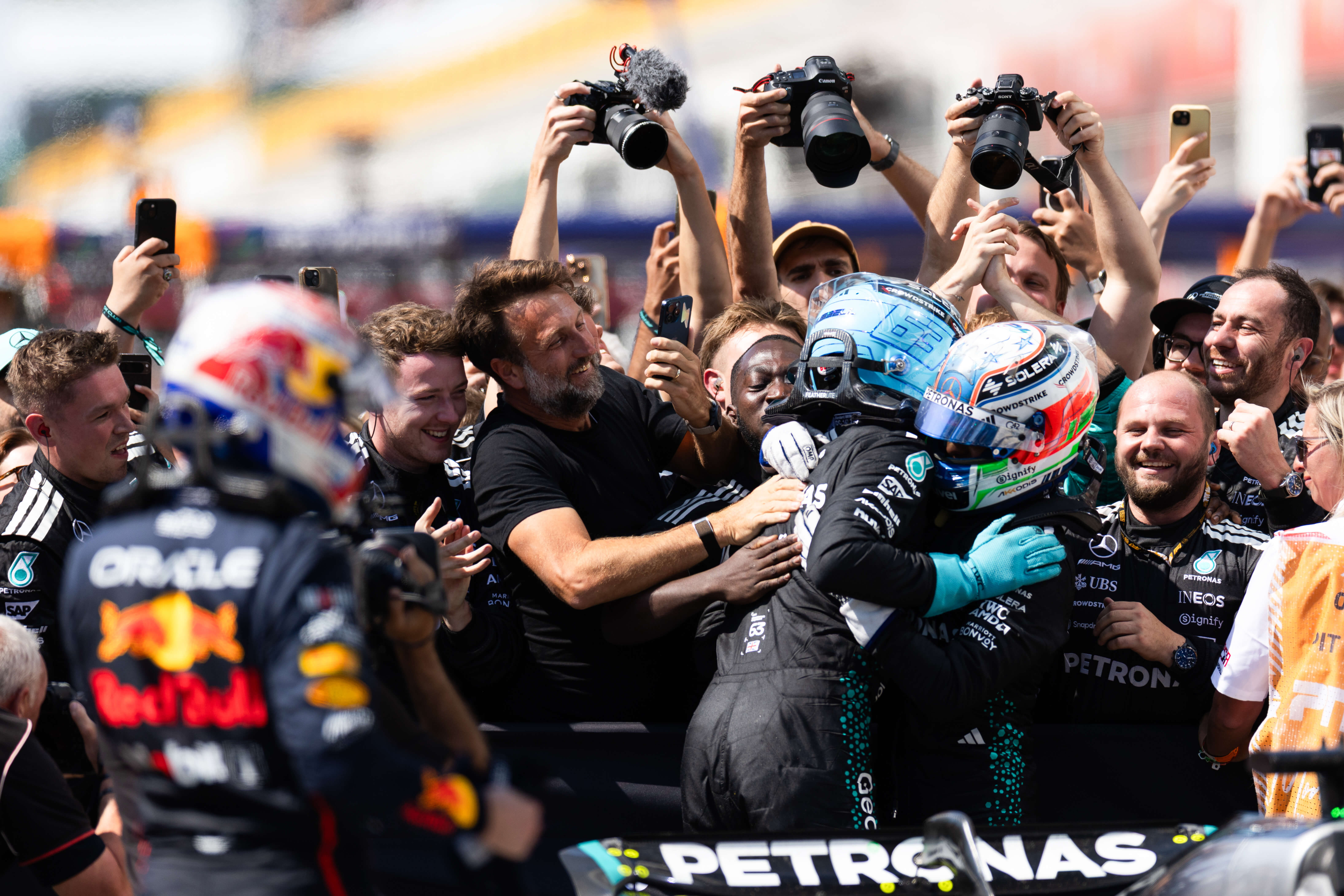 关于阿斯顿马丁碾压梅赛德斯，拉塞尔带队取胜的信息