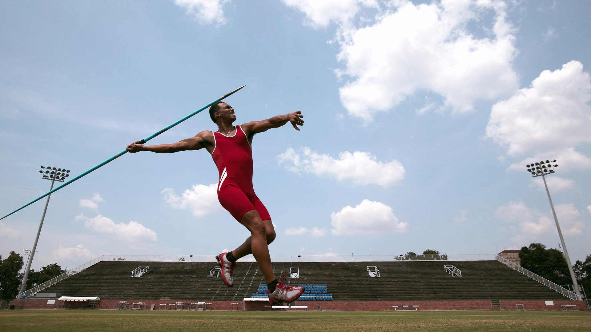 赛道与球场，F1揭幕战与掘金翻盘的双重奏