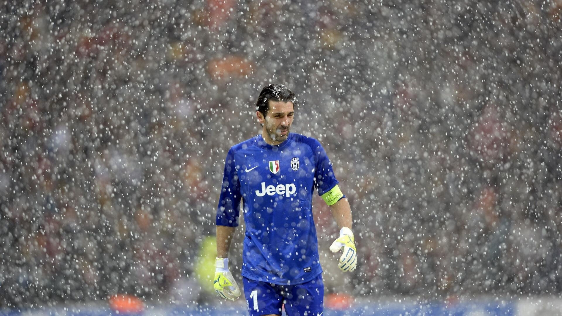 爱游戏中国-欧冠决赛夜的篮球风暴，独行侠如何打穿快船，上演跨时空的焦点对决